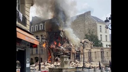 Mercredi 21 juin, une exposition a retenti rue Saint-Jacques à Paris. Le bilan s'établit à 37 blessés, dont quatre en état d'urgence absolue. Sur place, les pompiers sont toujours à pied d'œuvre afin de retrouver d'autres victimes. (FRANCEINFO)