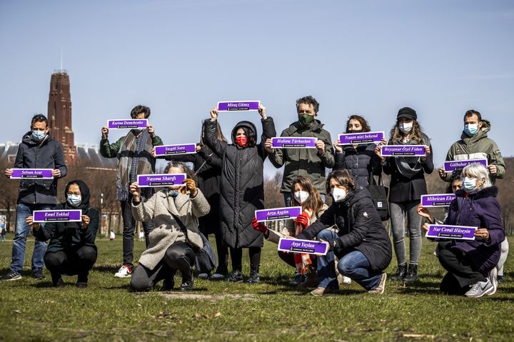 La Hague, 3 avril 2021. Des manifestants protestent en tenant des bandeaux avec les noms des femmes mortes en Turquie, vicitimes de féminicides. Des femmes turques aujourd'hui dépourvues de droits. Erdogan ayant décidé de se retirer de la Convention d'Istanbul.&nbsp;
 (REMKO DE WAAL / ANP MAG / AFP)