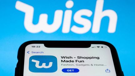 Le logo de Wish affiché sur un écran d'ordinateur et de téléphone portable, le 26 août 2021. (JAKUB PORZYCKI / NURPHOTO)