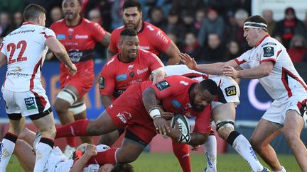 Bastareaud passe en force face à l'Ulster (BORIS HORVAT / AFP)