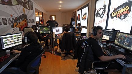 Des joueurs professionnels s'entra&icirc;nent dans la&nbsp;Millenium Gaming House de Marseille (Bouches-du-Rh&ocirc;ne).&nbsp; (JEAN-PAUL PELISSIER / REUTERS)