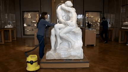 Laure Chavanne, restauratrice d'oeuvres, s'occupe du "toilettage" du célébre Baiser d'Auguste Rodin
 (France 2 Culturebox)