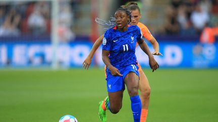 La Française Kadidiatou Diani face aux Pays-Bas lors de l'Euro 2022, le 23 juillet.&nbsp; (LINDSEY PARNABY / AFP)