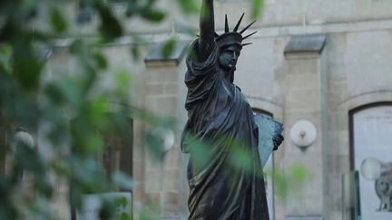 Une version réduite de la statue de la Liberté a été livrée par bateau depuis Paris. Désormais à New York (États-Unis), la réplique a été accueillie avec émotion avant de rejoindre prochainement Washington.&nbsp;&nbsp;
 (CAPTURE ECRAN FRANCE 3)