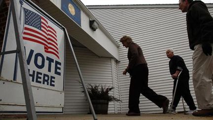 Des électeurs arrivent à la mairie de Nottingham (New Hampshire) pour voter dans le cadre de la primaire de l'Etat, le 10 janvier 2012. (REUTERS - Eric Thayer)