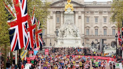 Le marathon de Londres devant Buckingham Palace (SEAN DEMPSEY / AFP)