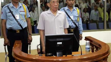 Kaing Guek Eav, alias "Douch", responsable khmer rouge, devant le tribunal à Phnom Penh le 5 décembre 2008. (AFP PHOTO/POOL/Mak Remissa)