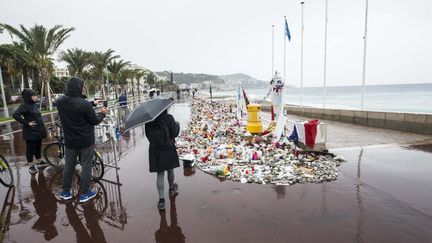 La Promenade des Anglais est encore recouverte de fleurs, en l'hommage des victimes du 14 juillet. (13 octobre 2016) (CITIZENSIDE/JEAN-LUC THIBAULT / CITIZENSIDE)