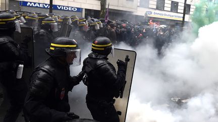 Policiers et manifestants se font face en tête du cortège contre le projet de réforme du Code du travail, le 31 mars 2016 à Paris. (ALAIN JOCARD / AFP)