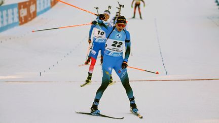 Julia Simon célèbre sa deuxième place sur la mass start du Grand-Bornand, dimanche 19 décembre. (OLIVIER CHASSIGNOLE / AFP)