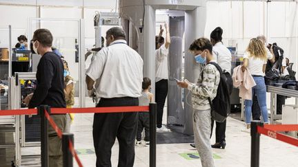 Des contrôles de sécurité à l'aéroport&nbsp;Felix-Eboué, à Matoury (Guyane), le 17 juin 2020. (JODY AMIET / AFP)