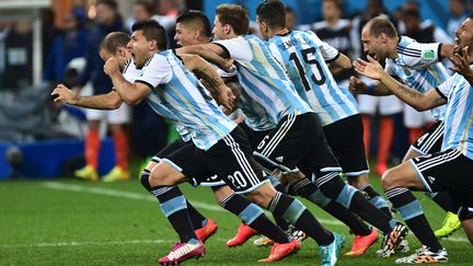 Les joueurs de l'Argentine f&ecirc;tent leur victoire aux tirs au but contre les Pays-Bas en demi-finale du Mondial, &agrave; Sao Paulo (Br&eacute;sil), le 9 juillet 2014.&nbsp; (NELSON ALMEIDA / AFP)