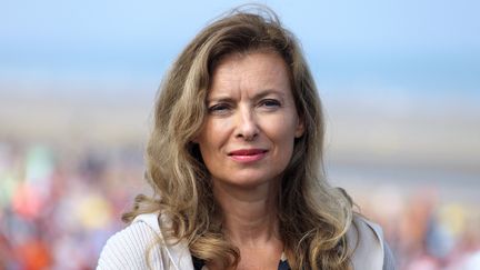 Val&eacute;rie Trierweiler, le 28 ao&ucirc;t 2013, &agrave; Cabourg (Calvados), lors d'une op&eacute;ration organis&eacute;e par une ONG. (CHARLY TRIBALLEAU / AFP)