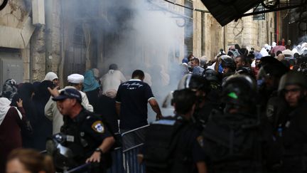 Les forces de s&eacute;curit&eacute; isra&eacute;liennes font usage de gaz lacrymog&egrave;ne &agrave; proximit&eacute; de la mosqu&eacute;e Al-Aqsa, dans la vieille ville de J&eacute;rusalem, le 13 septembre 2015. (AHMAD GHARABLI / AFP)