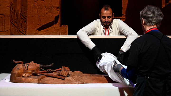 L'installation du sarcophage de Ramsès II dans la grande halle de La Villette, le 3 avril 2023, à Paris. (CHRISTOPHE ARCHAMBAULT / AFP)