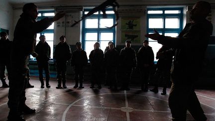 qui obtiennent les meilleures notes peuvent bénéficier de cette formation, où le maniement des armes est enseigné.
 
 
 (REUTERS / Eduard Korniyenko)