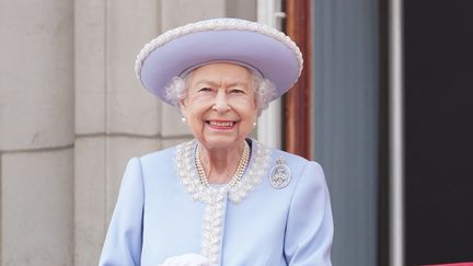 La reine Elizabeth II, au balcon de Buckingham Palace, à Londres (Royaume-Uni), le 2 juin 2022. (JONATHAN BRADY / POOL)