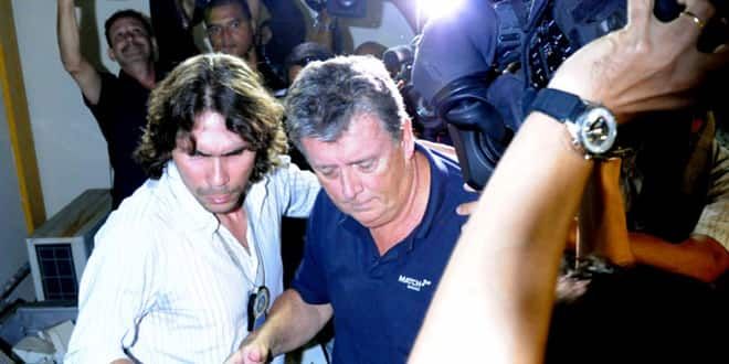 Ray Whelan emmené par un policier brésilien lors de son arrestation au Copacabana Palace de Rio