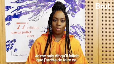 Du Nigeria aux États-Unis, l’écrivaine à succès Chimamanda Ngozi Adichie se livre sur son parcours dans une interview pour Brut à l’occasion du Festival d’Avignon.