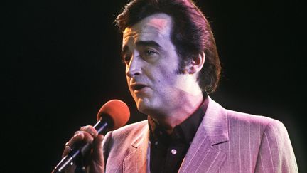 Le chanteur français Dick Rivers chante, le 27 mars 1984 dans les studios de la radio Europe 1, à Paris. (AFP)