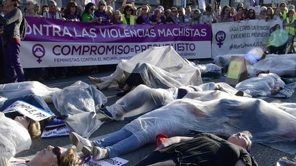 Manifestation à Madrid le 16 mai 2018 pour réclamer davantage de moyens financiers pour lutter contre les violences conjugales.&nbsp; (JAVIER SORIANO / AFP)