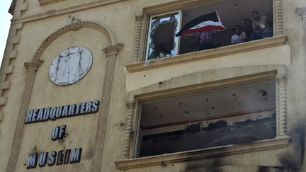 Le si&egrave;ge des Fr&egrave;res Musulmans, incendi&eacute; et pris d'assaut par des manifestants, le 1er juillet 2013, au Caire (Egypte). (KHALED DESOUKI / AFP)