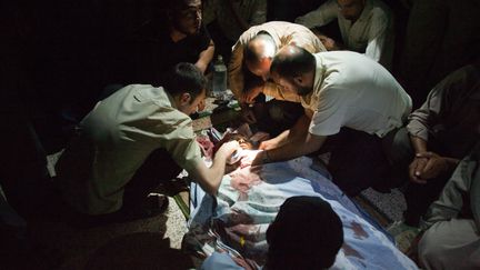 Les fun&eacute;railles de Mohammed Hafez, membre de l'Arm&eacute;e syrienne libre, pr&egrave;s d'Alep en Syrie, le 13 juillet 2012. (VEDAT XHYMSHITI / AFP)