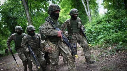 Des soldats ukrainiens lors d'un entrainement avec l'armée britannique, en Angleterre, en août 2024. (JUSTIN TALLIS / AFP)