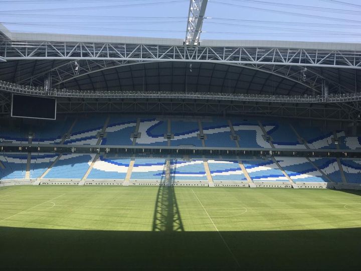 Le&nbsp;stade Al Janoub&nbsp;avec ses sièges bleus et blancs.&nbsp; (VALERIE CROVA/RADIOFRANCE)