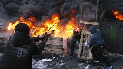 Des protestataires avec une catapulte, le 23 janvier 2014, &agrave; Kiev. (DARKO VOJINOVIC / AP / SIPA)