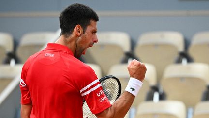 Novak Djokovic peut exulter, il s'est qualifié, mercredi 9 juin, en demi-finale de Roland-Garros pour la 11e fois de sa carrière. (ANNE-CHRISTINE POUJOULAT / AFP)