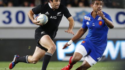 Le centre néo-zélandais Conrad Smith prend le meilleur sur son vis-à-vis Wesley Fofana, lors d'un test-match en 2013 (? NIGEL MARPLE / REUTERS / X00425)