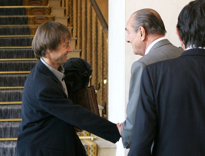 Le président Jacques Chirac salue l'animateur écologiste Nicolas Hulot, au palais de l'Elysée, le 12 décembre 2006 à Paris, après l'installation du comité chargé de préparer la conférence internationale sur l'environnement. (PATRICK KOVARIK / AFP)