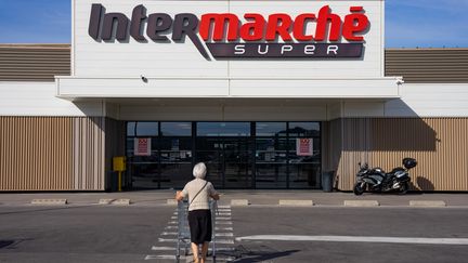 Un supermarché Intermarché au parc commercial Le Grand Chêne d'Auch (Gers), le 27 septembre 2023. (JEAN-MARC BARRERE / HANS LUCAS / AFP)