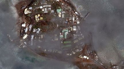 Vue satellite du port de Dzaoudzi, à Mayotte, le 16 décembre 2024, après le passage du cyclone dévastateur Chido. (HANDOUT / SATELLITE IMAGE 2024 MAXAR TECH)