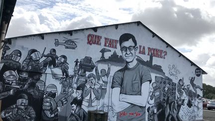 La fresque en hommage à Steve Maia Caniço, quai Wilson, sur l'île de Nantes. (SIXTINE LYS / FRANCE-BLEU LOIRE OCÉAN)