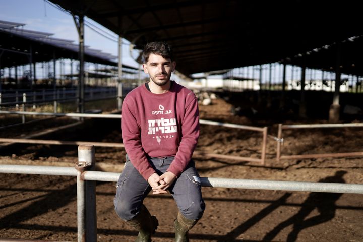 At 23, Arad works as a volunteer on the farm of Kibbutz Nir Oz (Israel).  (PIERRE-LOUIS CARON / FRANCEINFO)