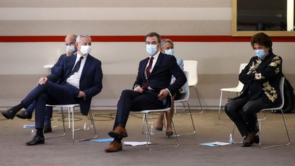 Olivier Véran (au centre), entouré des ministres Bruno Le Maire et Roselyne Bachelot, le 29 octobre 2020 à Matignon. (IAN LANGSDON / POOL)