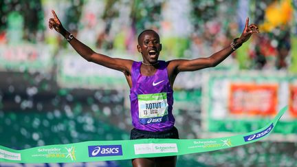 Le Kényan Cyprien Kotut a remporté le 40e marathon de Paris, dimanche 3 avril 2016.&nbsp; (CITIZENSIDE/MICHEL STOUPAK / AFP)