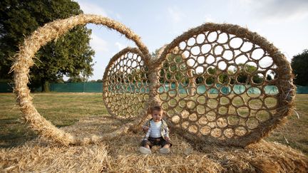 Une installation r&eacute;alis&eacute;e en paille lors du 7e Festival de land art &agrave; Osijek (Croatie), le 15 juillet 2012. (ANTONIO BRONIC / REUTERS)