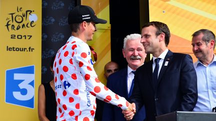 Emmanuel Macron avec le coureur français, Warren Barguil, le 19 juillet 2017; sur le Tour de France. (ALEXANDRE MARCHI / MAXPPP)