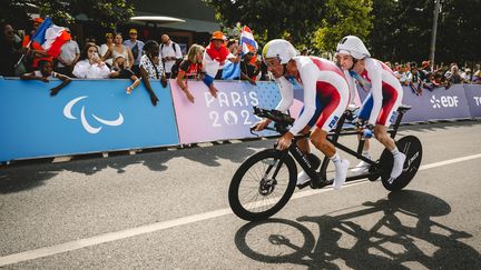 Alexandre Lloveras et son guide Yoann Paillot ont remporté la médaille de bronze, samedi 6 septembre, sur la course en ligne (catégorie B, déficients visuels) au terme d'une course folle. (KMSP/AFP)