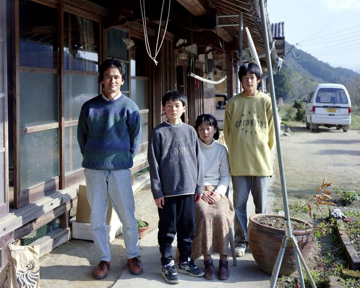 Thomas Struth, "La famille Yamato devant leur maison", Yamaguchi, 1996 (© Thomas Struth)