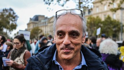 Philippe Poutou lors du rassemblement de victimes d'harcèlement et d'agressions sexuelles, à Paris, le 29 octobre 2017. (MAXPPP)