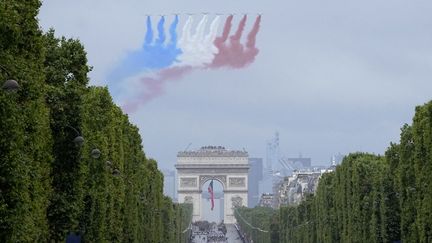 La Patrouille de France au dessus de l'Arc de Triomphe à Paris, le 14 juillet 2021. (MICHEL EULER / POOL)