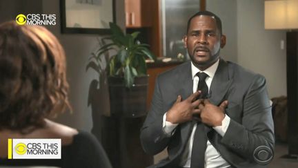 Le chanteur américain R. Kelly face à la journaliste Gayle King, dans une interview diffusée le 6 mars 2019.&nbsp; (CBSNEWS)