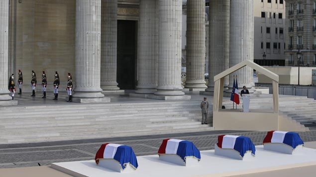 &nbsp; (Les quatre cercueils déposés devant le Panthéon © Reuters-Charles Platiau)