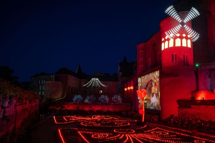 Le spectacle son et lumières de Philippe Cotten recrée l'atmosphère des folles nuits de Montmartre dans les jardins du musée Toulouse-Lautrec d'Albi, à la nuit tombée, le 18 juillet 2022. (LIONEL BONAVENTURE / AFP)