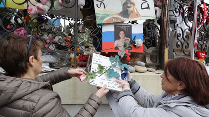 Le 7 février 2017, la plupart des souvenirs déposés au kiosque à musique du jardin Albert 1er en mémoire des victimes de l’attentat du 14 juillet 2016 ont été déménagés pour être mis à l'abri du temps et des intempéries. (VALERY HACHE / AFP)