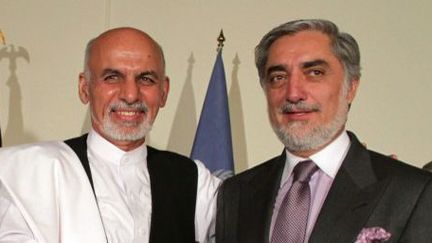 Ashraf Ghani (à gauche) et Abdullah Abdullah (à droite) se sont mis d'accord le 12 juillet 2014 pour lancer un audit des 8 millions de votes du pays.  (Haroon Sabawoon - Anadolu Agency)